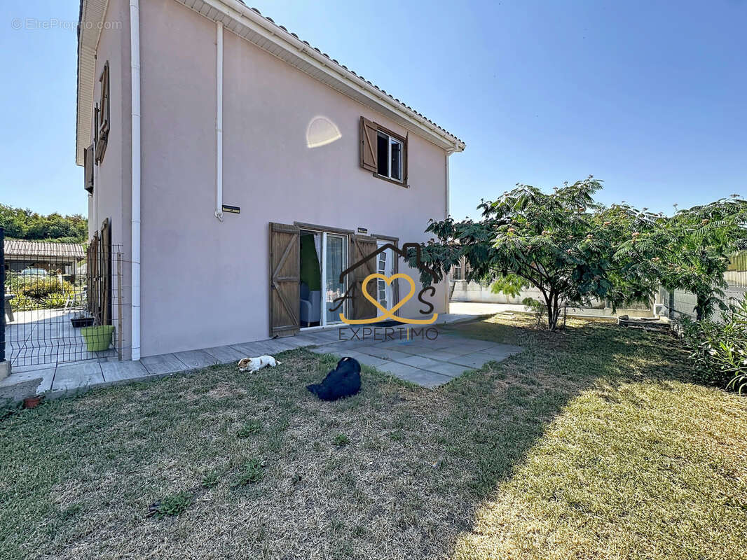 Maison familiale avec annexes - reignat 63160 - photo 3
