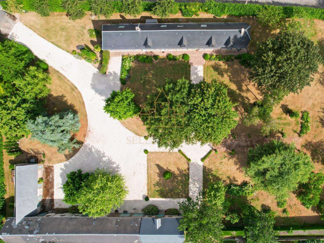 Propriété d'exception de 237m² dans un cadre d'exception et 400m² de dépendances - photo 4