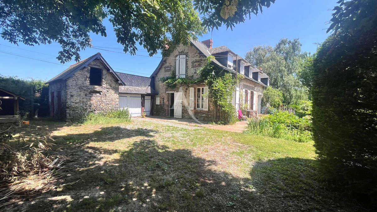 Maison de campagne de caractère ? Charme, volumes et fort potentiel à proximité de l'axe Angers?Rennes - photo 3
