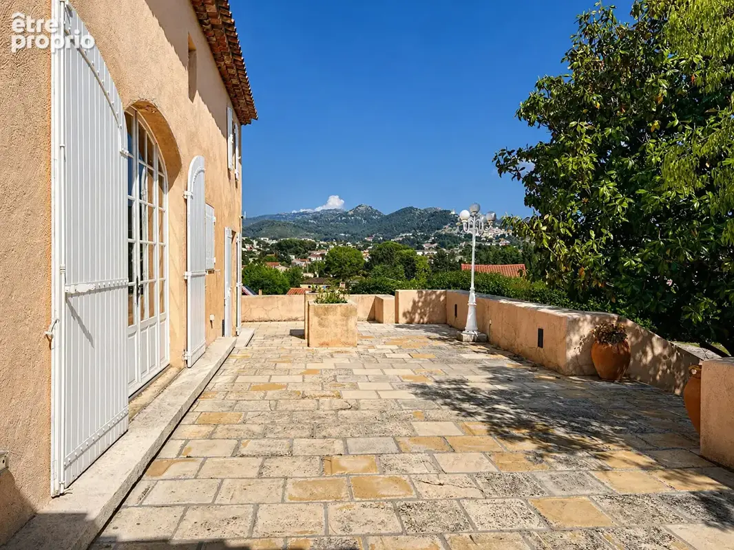 Maison de 246 m² avec sous-sol de 100 m², 3 garages fermés, piscine, sur 1849 m² de terrain en vente à Allauch - photo 4
