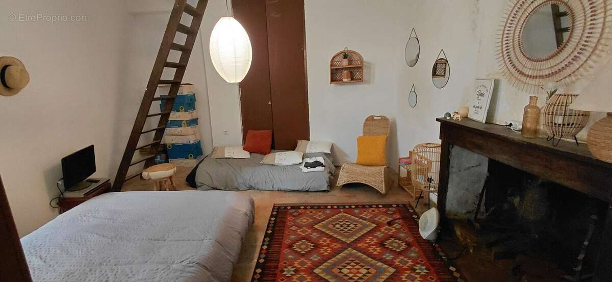 Maison à rénover avec terrasse et grenier, beau potentiel ! - photo 4