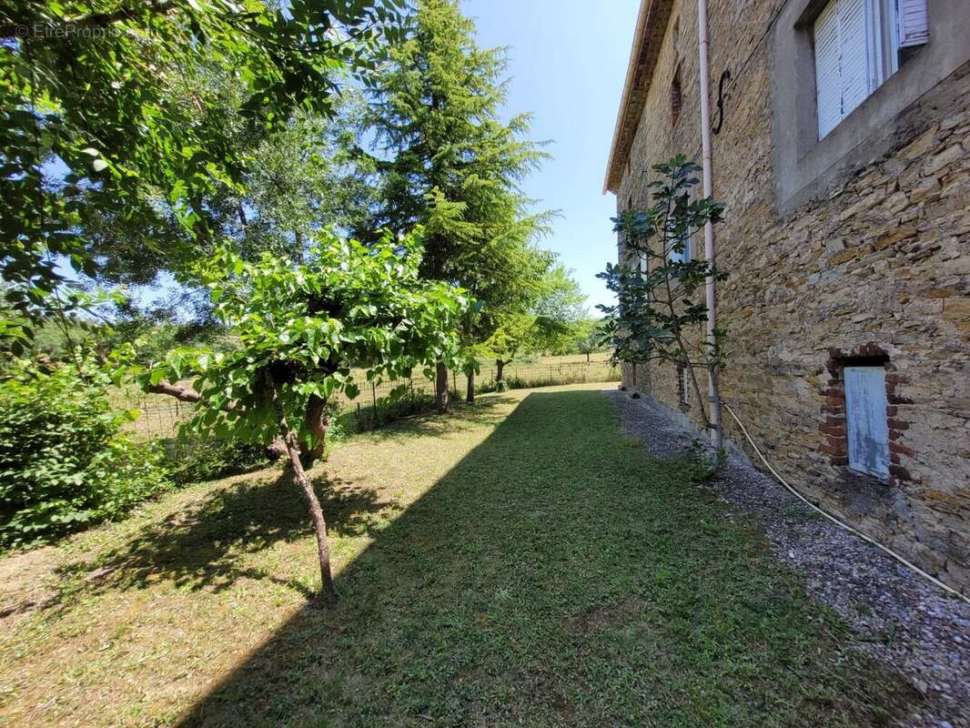 Maison à SAINT-JULIEN-LES-ROSIERS