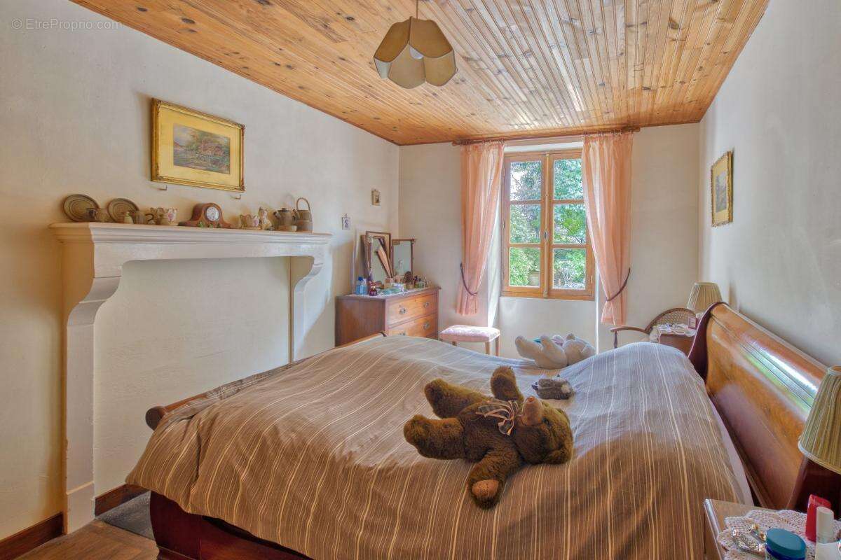 Maison à CLUSSAIS-LA-POMMERAIE