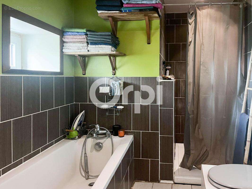 Maison à SAINT-LAURENT-DE-LA-PREE