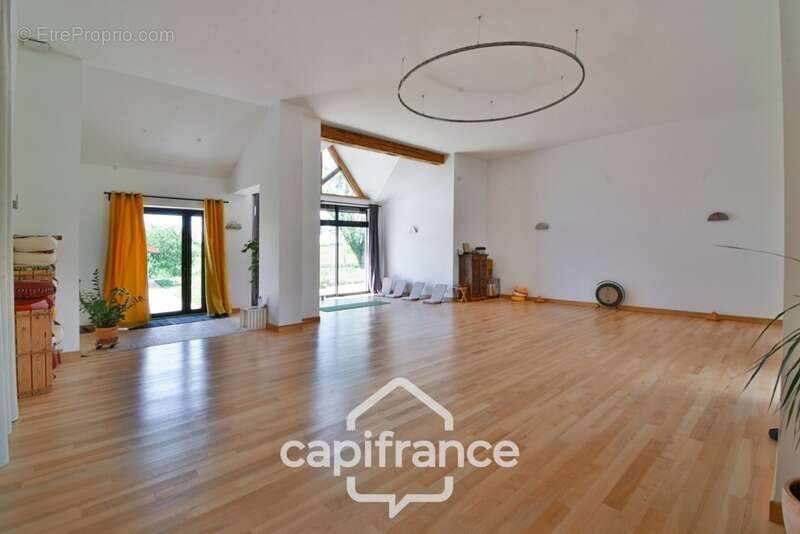 Propriété avec gîtes et chambres d’hôtes dans dépendances séparées et Maison bressane rénovée de 140 m² – Terrain 4374 m² –LOUHA - photo 2