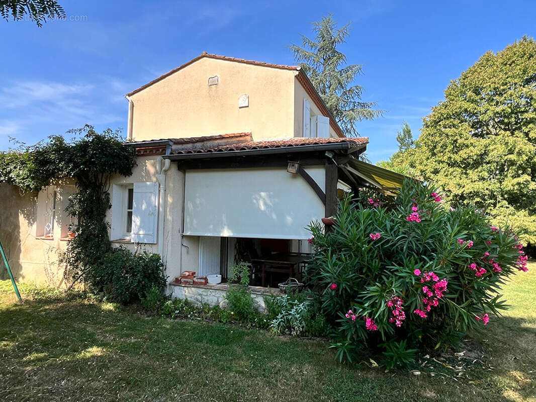 Exclusivité - Maison familiale avec piscine à pied des commerces - photo 15