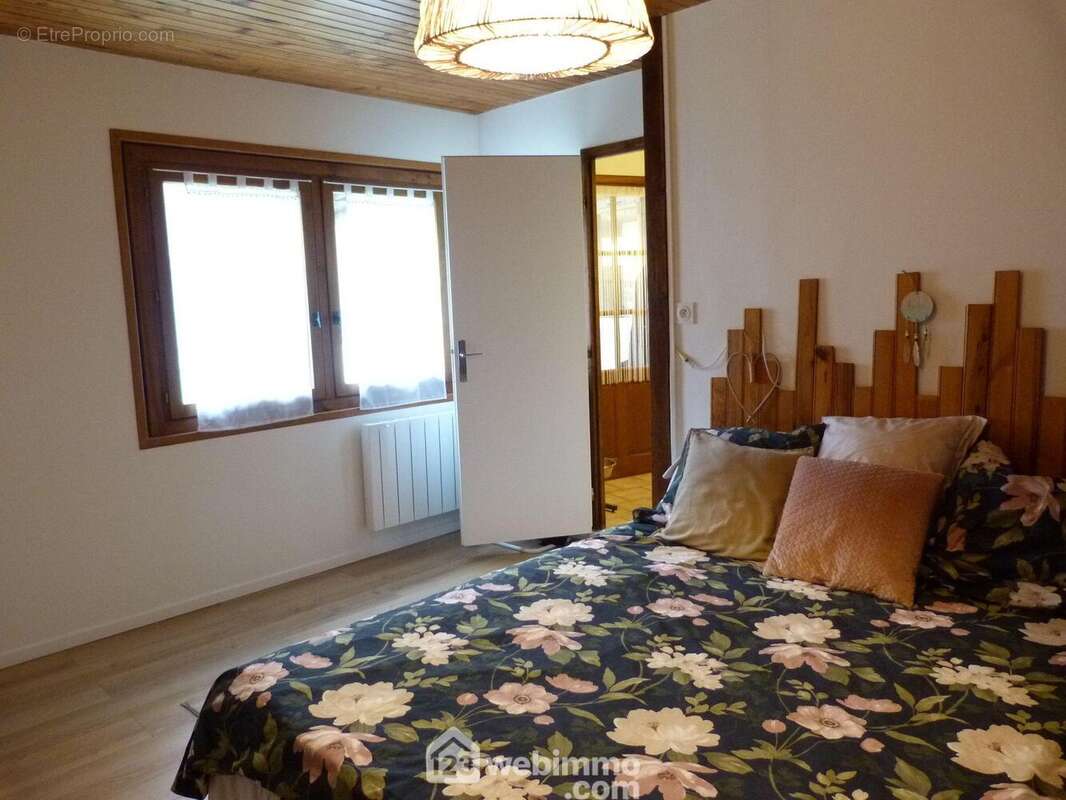La première chambre avec salle de bains au rez-de-chaussée - Maison à SAINT-MARTIN-D'HERES