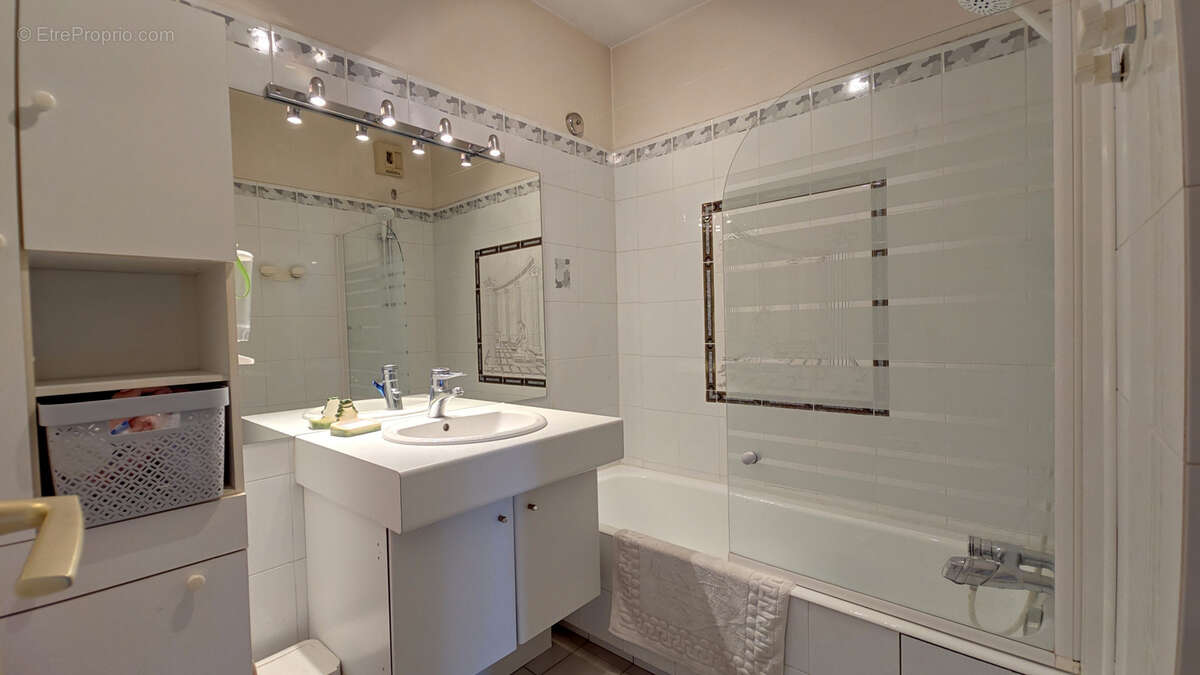 LE CANNET à vendre 4 pièces de 117 m2 avec terrasse et balcon, cave et garage sous-sol - photo 18