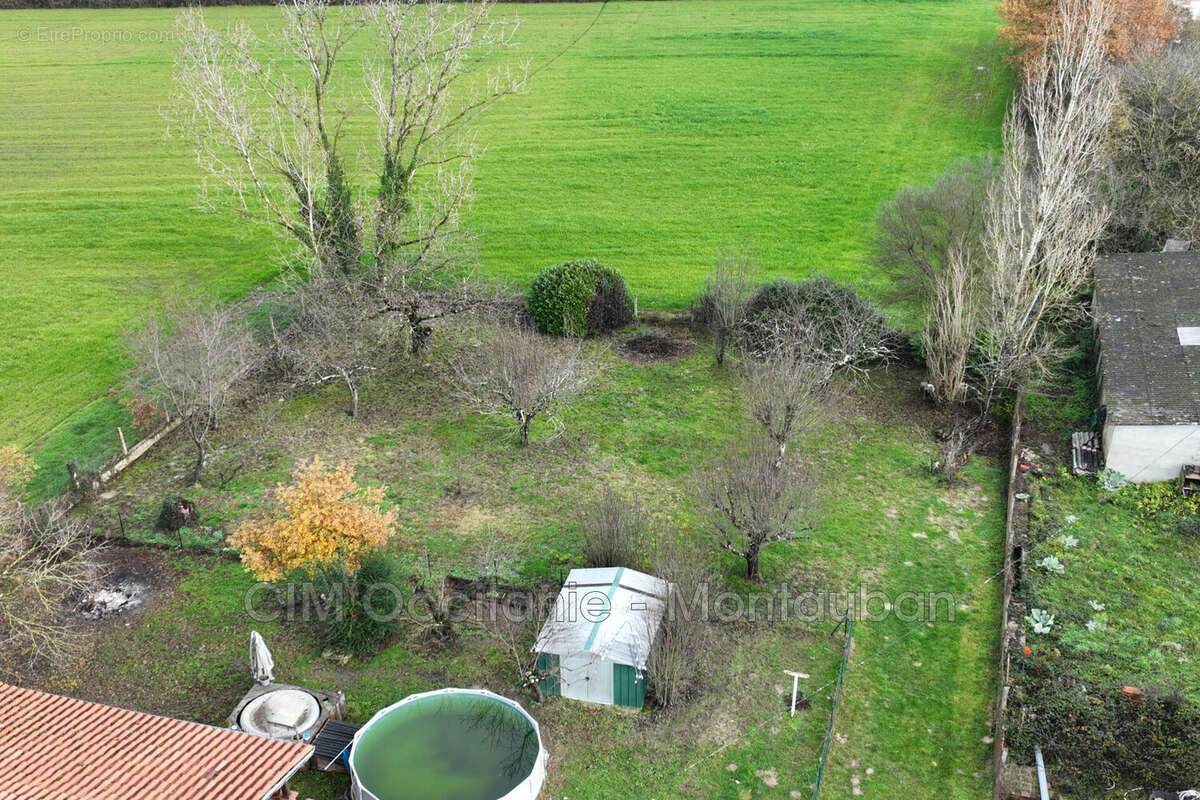 Terrain à SAINT-ETIENNE-DE-TULMONT