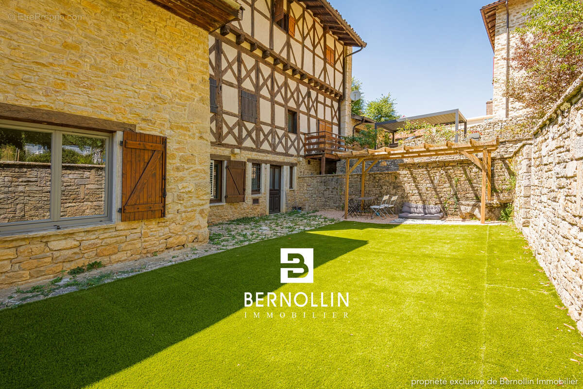 Demeure à colombage en pierre entièrement rénovée de 248 m2 en plein centre de Cuisiat - photo 17