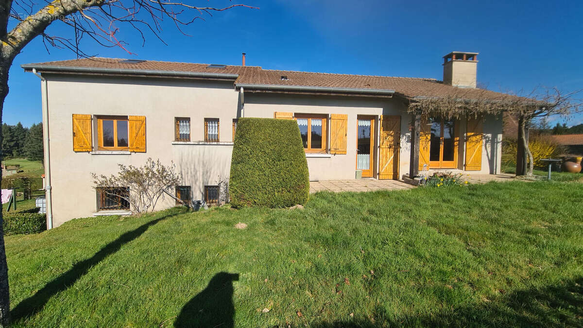 Maison à SAINT-ROMAIN-LACHALM