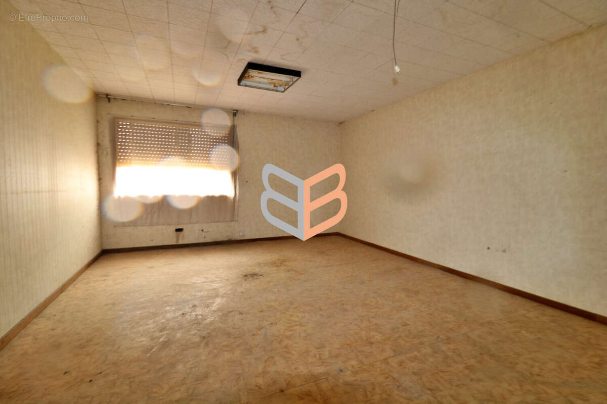 Commerce à MONTFAUCON-D'ARGONNE