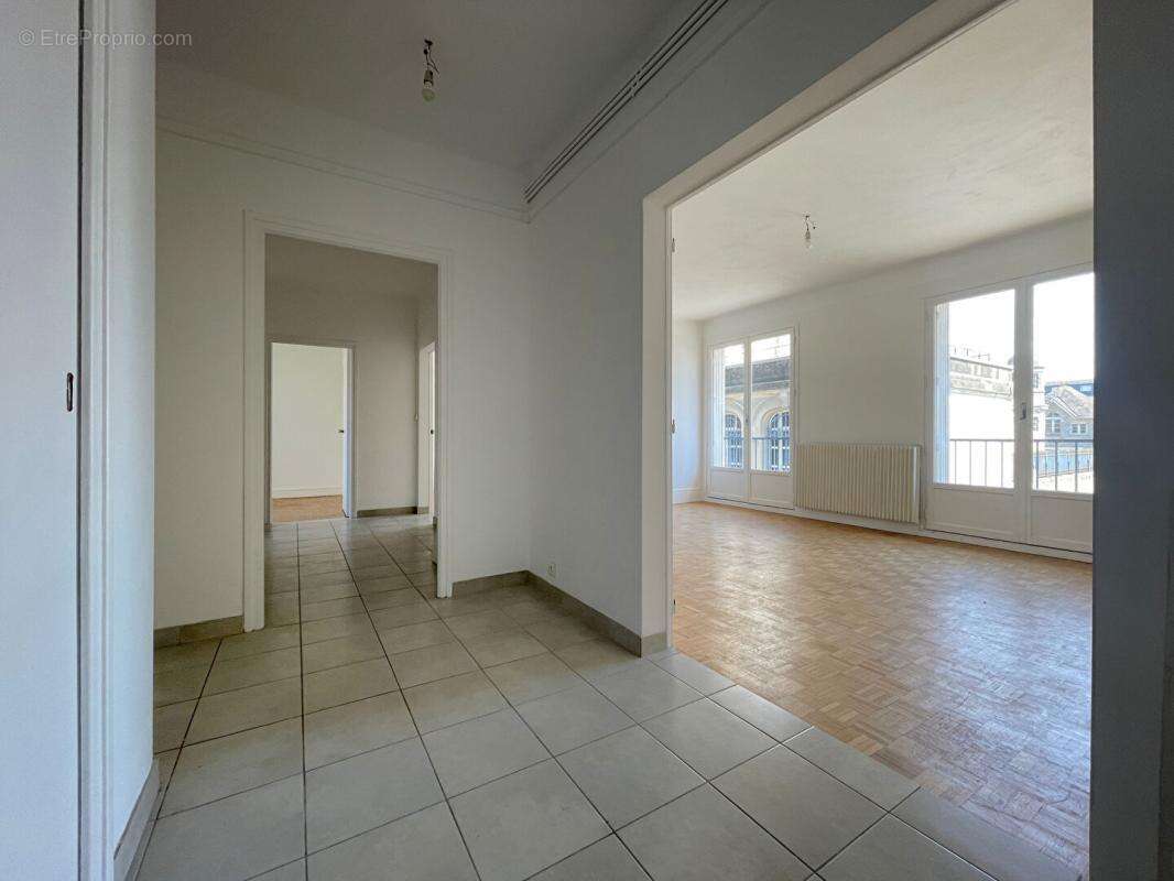 T3 lumineux et spacieux de presque 90 m2 sans vis-a-vis- Centre-Ville Quimper - photo 2