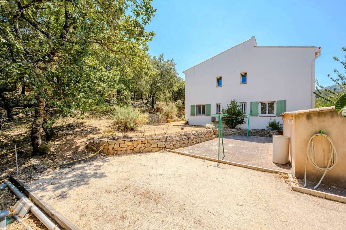 Maison familiale de 250 m² sur plus d'un hectare de terrain – Piscine – Vue dégagée – Méounes-les-Montrieux - photo 3