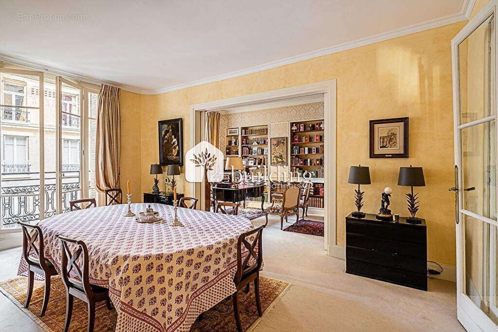 Appartement à PARIS-16E