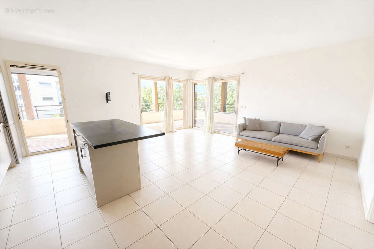 Superbe T3 avec terrasse, garage et cave   À deux pas du centre-ville de Porto-Vecchio - photo 4