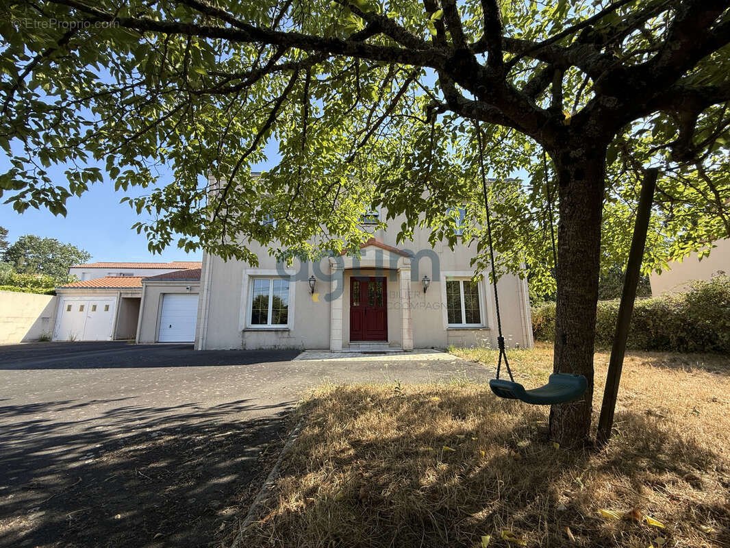 Montaigu-Vendée, quartier calme, maison 200 m2, 6 chambres, et terrain constructible! - photo 4