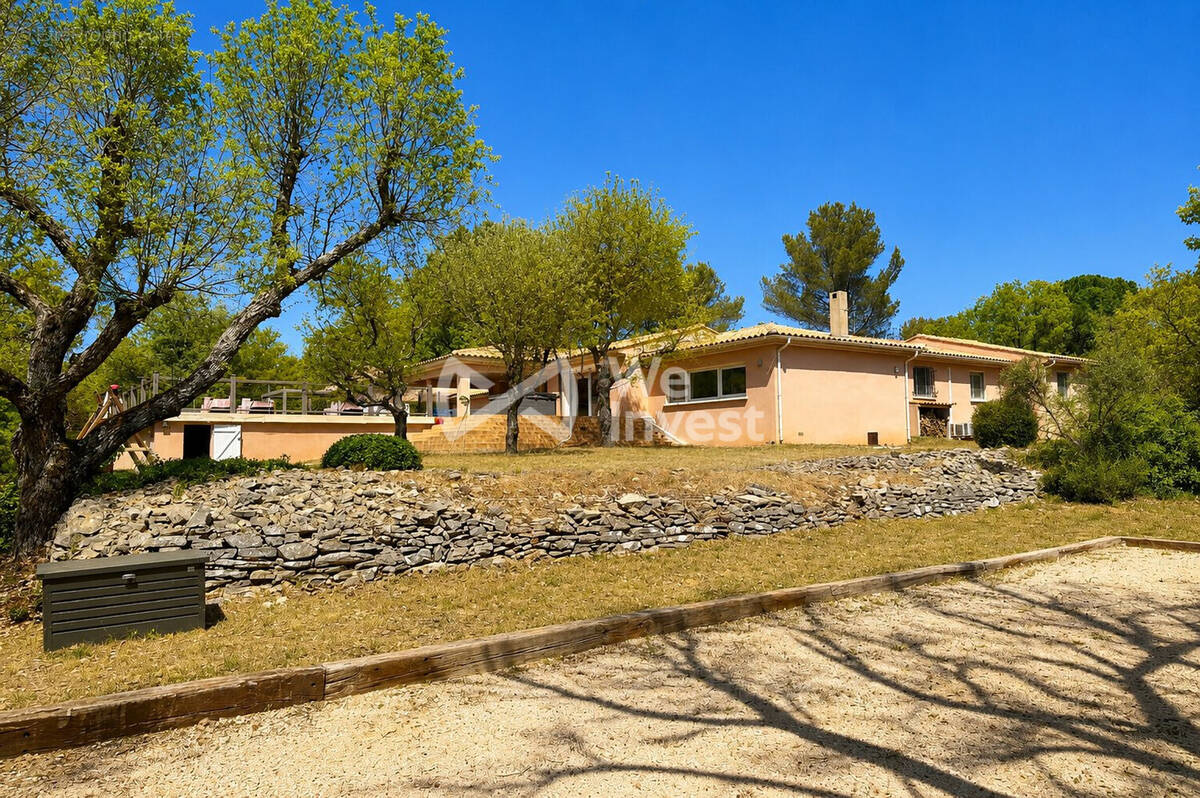 Maison 231 m² à Saint-Maximin-La-Sainte-Baume  - photo 2