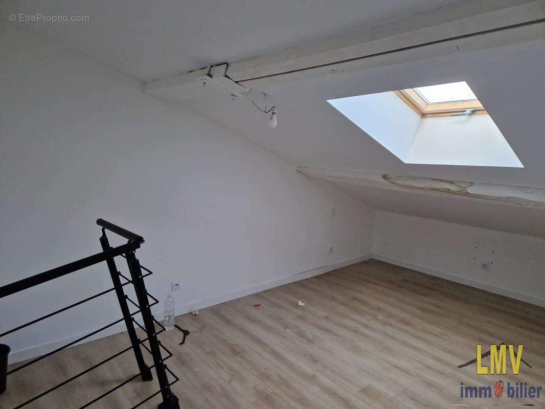 Immeuble avec local commercial et appartement T2 bis - photo 7