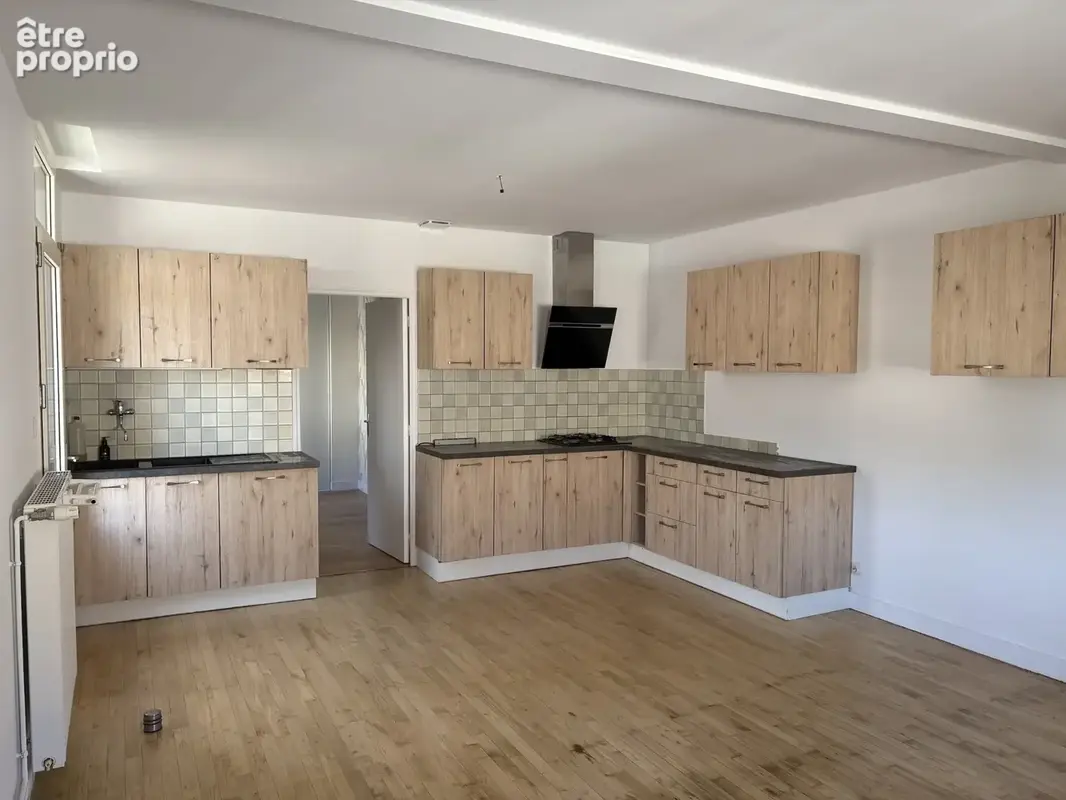 Saint-Yrieix-la-Perche : Maison de ville rénovée 2 pièces avec garage et jardin clos - photo 5