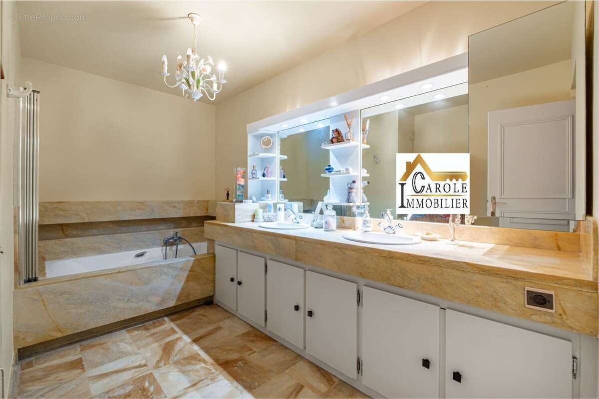 Appartement à MANDELIEU-LA-NAPOULE