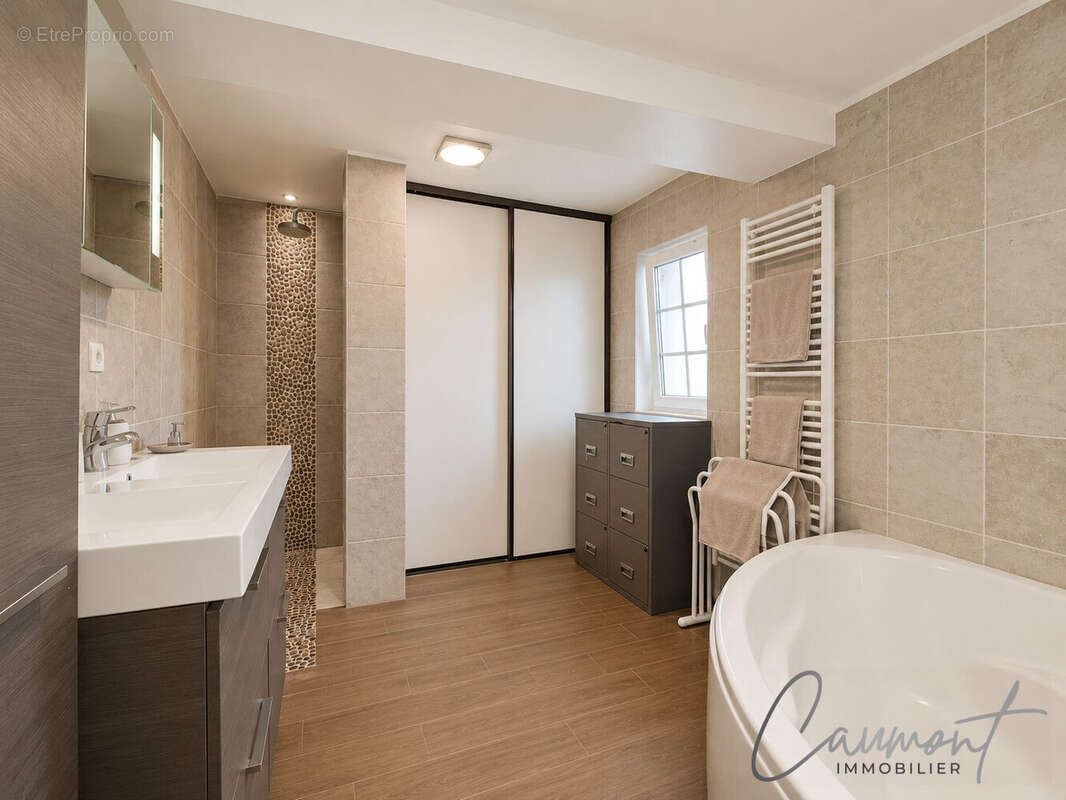 Maison 250 m² à Yebleron  - photo 9