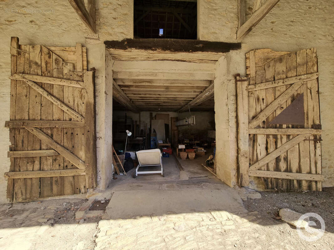 Grange 57m2 avec grenier et cour devant à Annay-la-Côte - photo 4