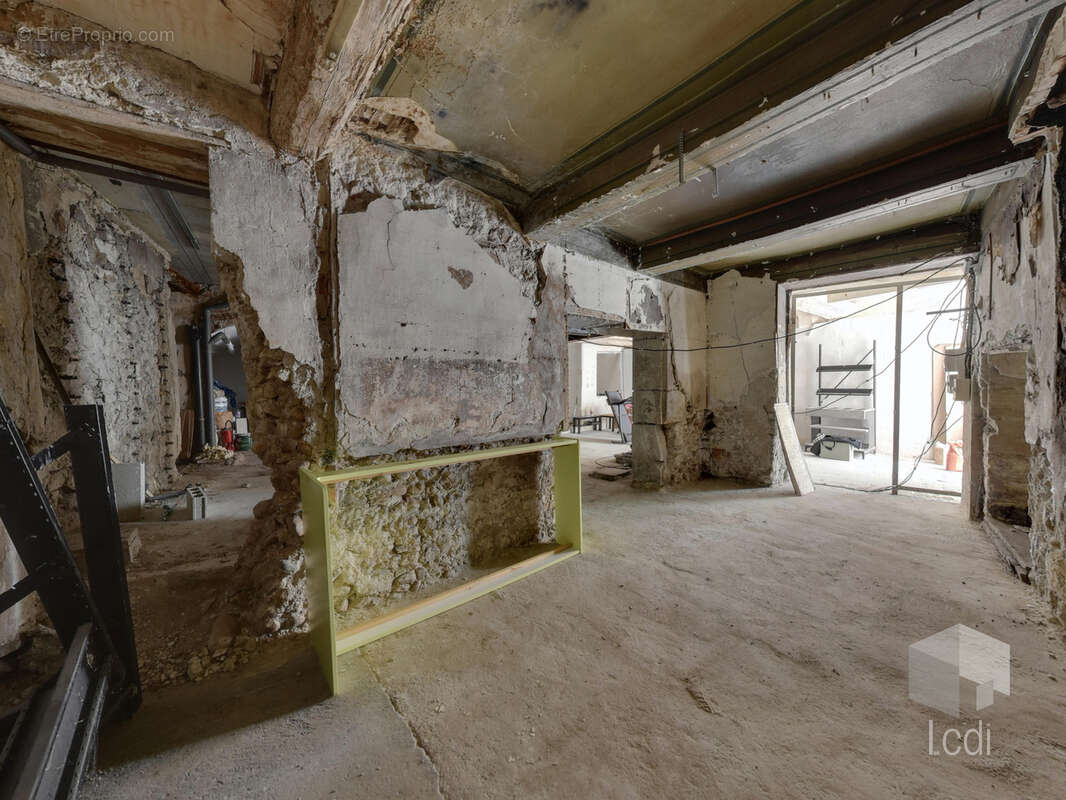 Local commercial brut de 136m2 en centre ville - photo 6