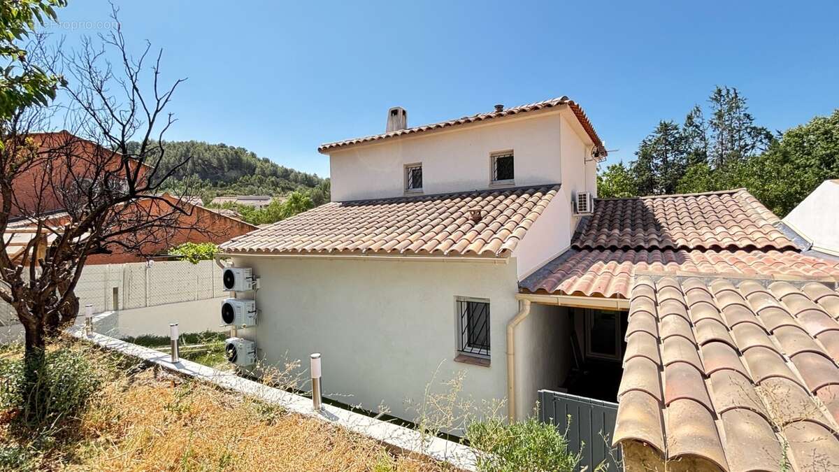 À vendre – Belle maison T4 avec piscine, jardin et terrasse - photo 14