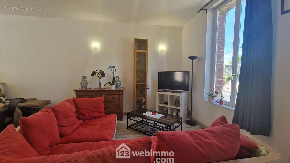 Un agréable espace salon, propice à vos moments de détente - Maison à LAON