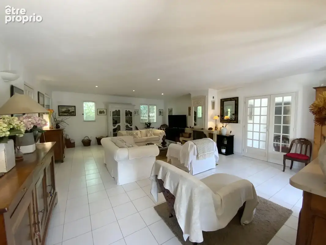 Villa de plain pied dans un quartier résidentiel d'Uzès sur un terrain de 1500 m2 avec piscine. - photo 8