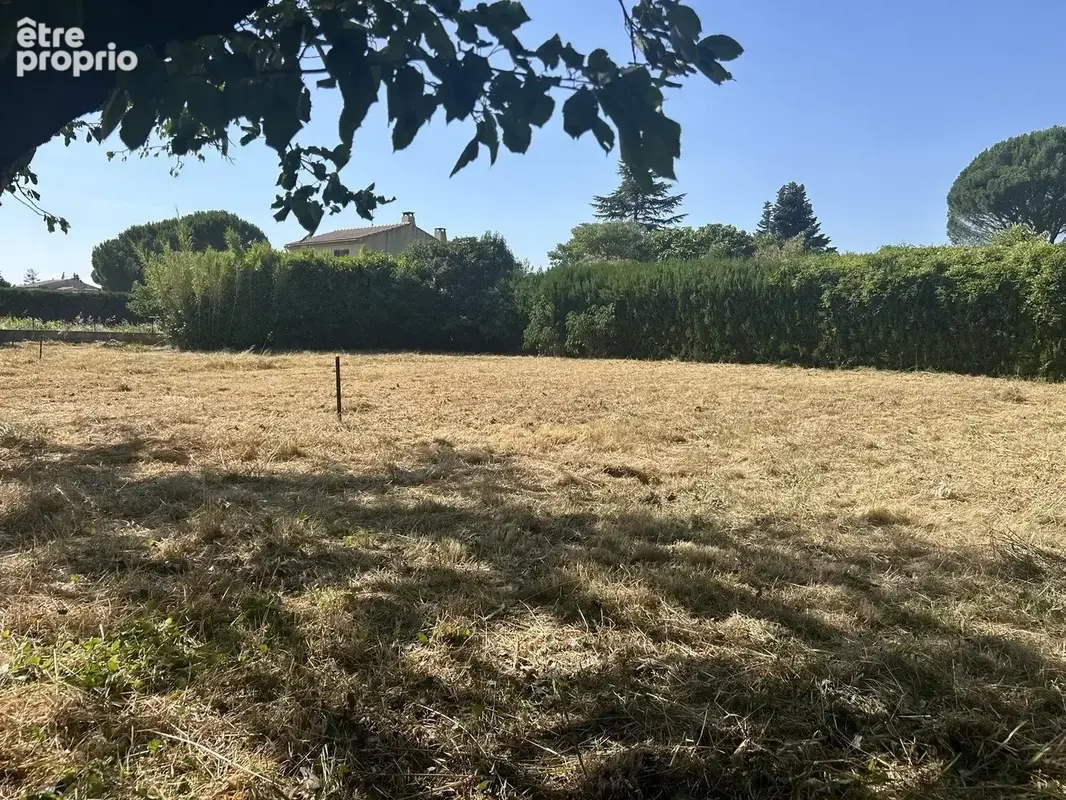 Terrain constructible de 689 m² à mallemort - photo 2