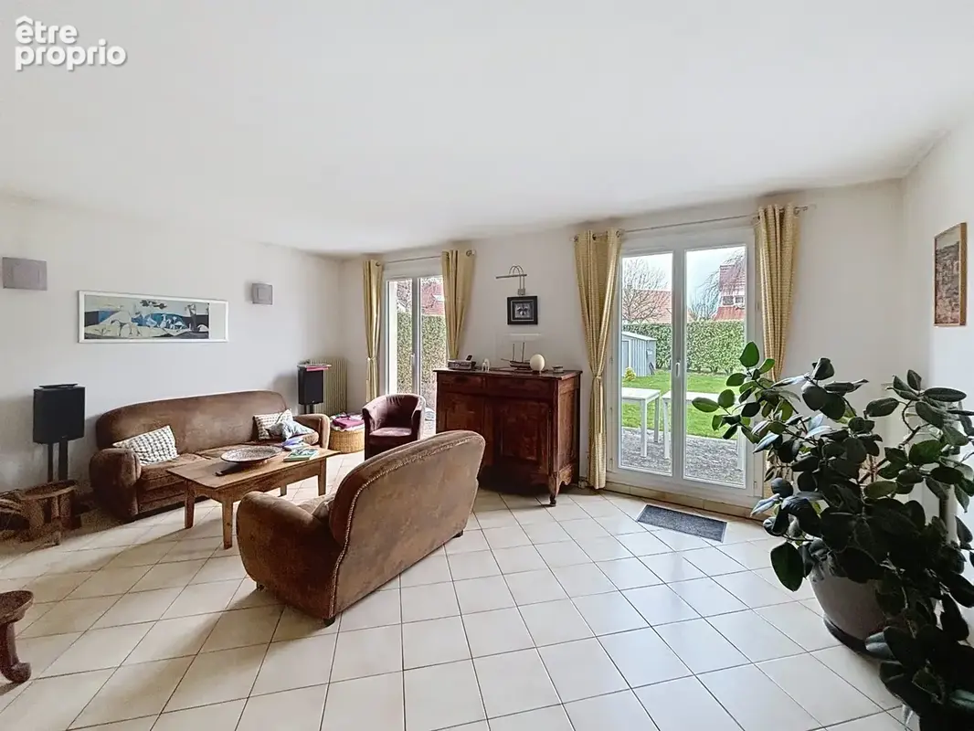 Séjour  carrelé. - Maison à TOUSSUS-LE-NOBLE