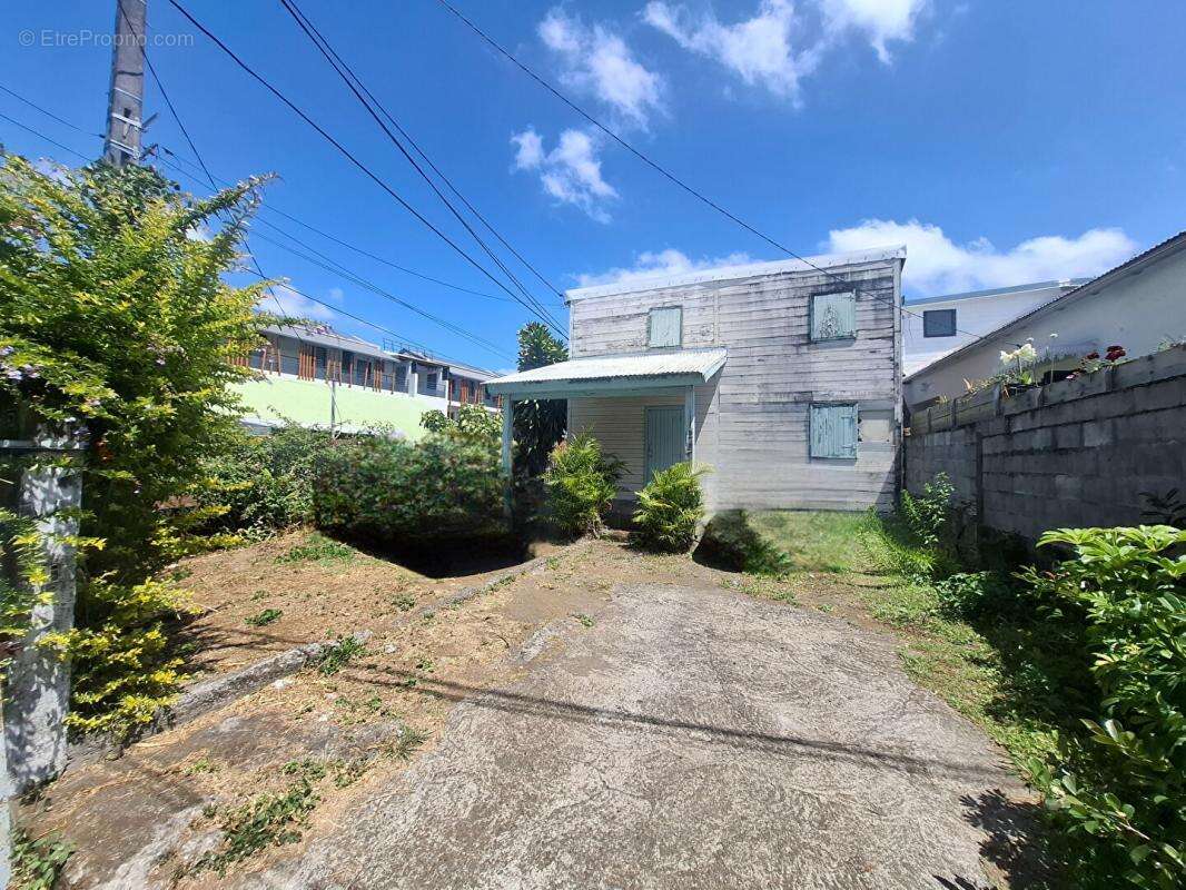 Terrain à LE TAMPON