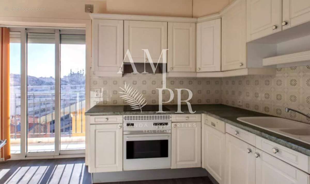 MENTON Centre - Superbe appartement Plein Centre  Ville de 105m2 - Vue Panoramique - photo 11
