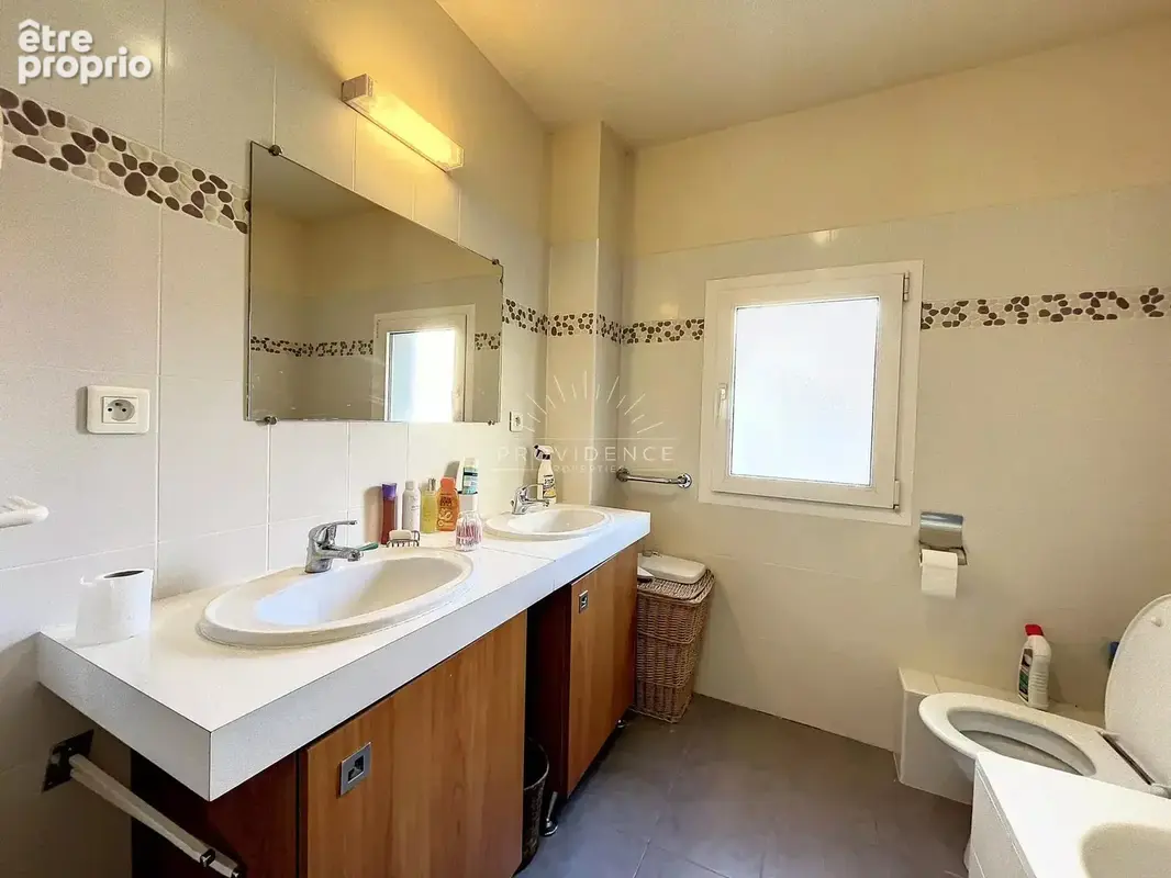 Appartement 4 pièces de 140 m² - Bourgeois avec potentiel, Cannes Centre - photo 15