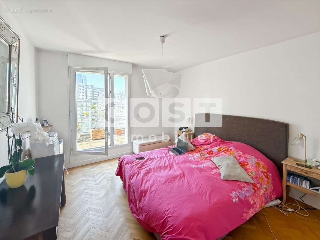 Appartement à COURBEVOIE