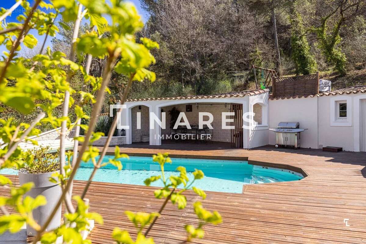 Maison à SIMIANE-COLLONGUE