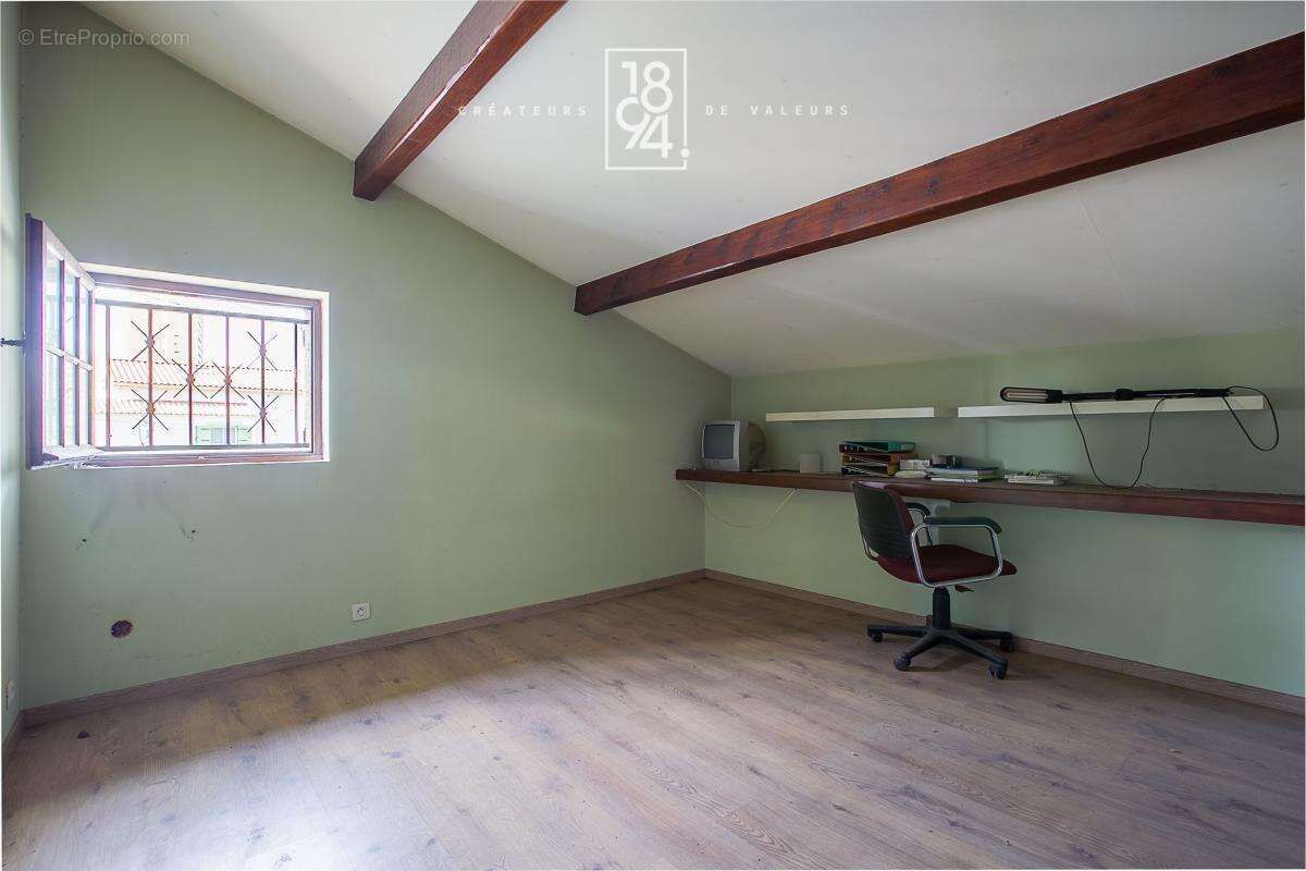 MARSEILLE 14ᵉ – Le Canet  Maison familiale 127 m² avec garage, jardin et piscine – Fort potentiel - photo 11