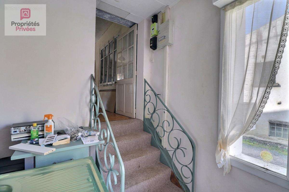 Maison de bourg mitoyenne à rénover sur 2 niveaux avec cave - photo 4