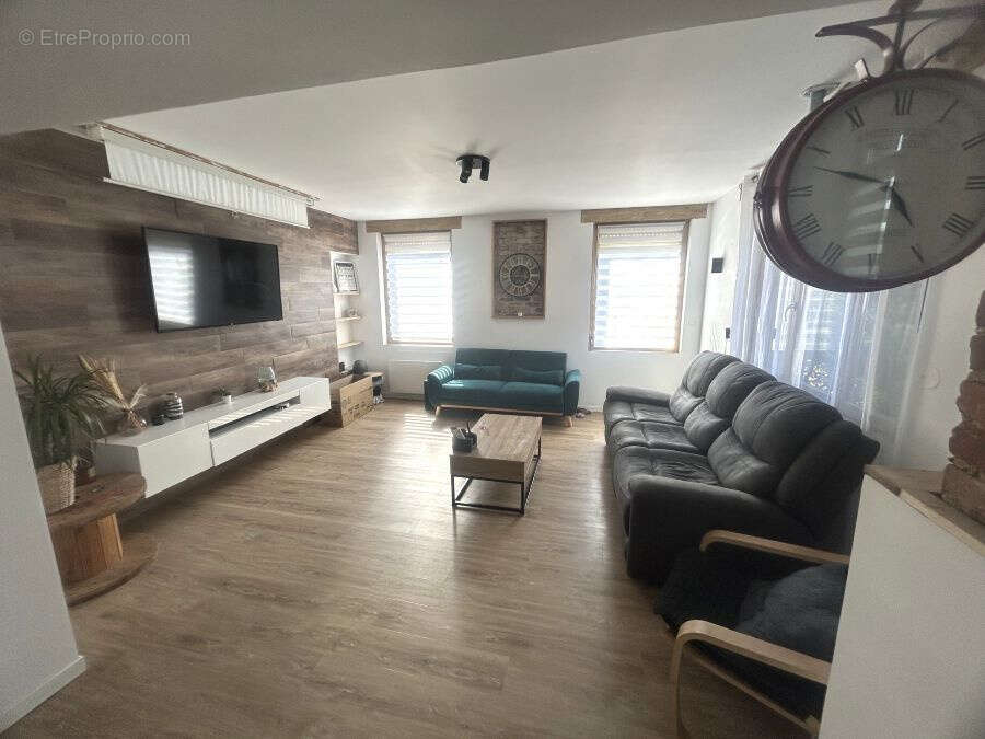 Maison de campagne bénéficiant de beaux volumes bâtie sur 1839m2 avec sa grange attenante à aménager !! - photo 4