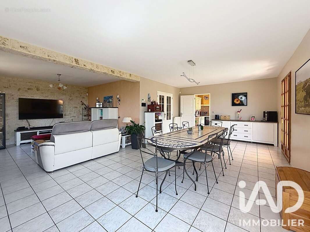 Maison 134 m² à Saint-Nicolas-De-La-Taille  - photo 4
