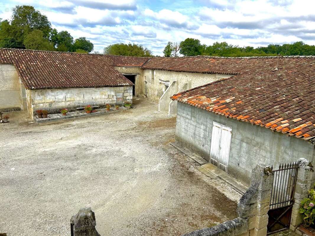 Maison à VILLEBOIS-LAVALETTE