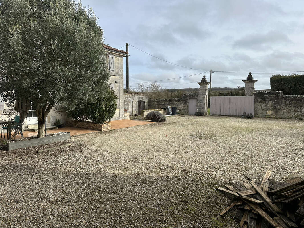 Maison de caractère au cœur de la campagne charentaise. - photo 5