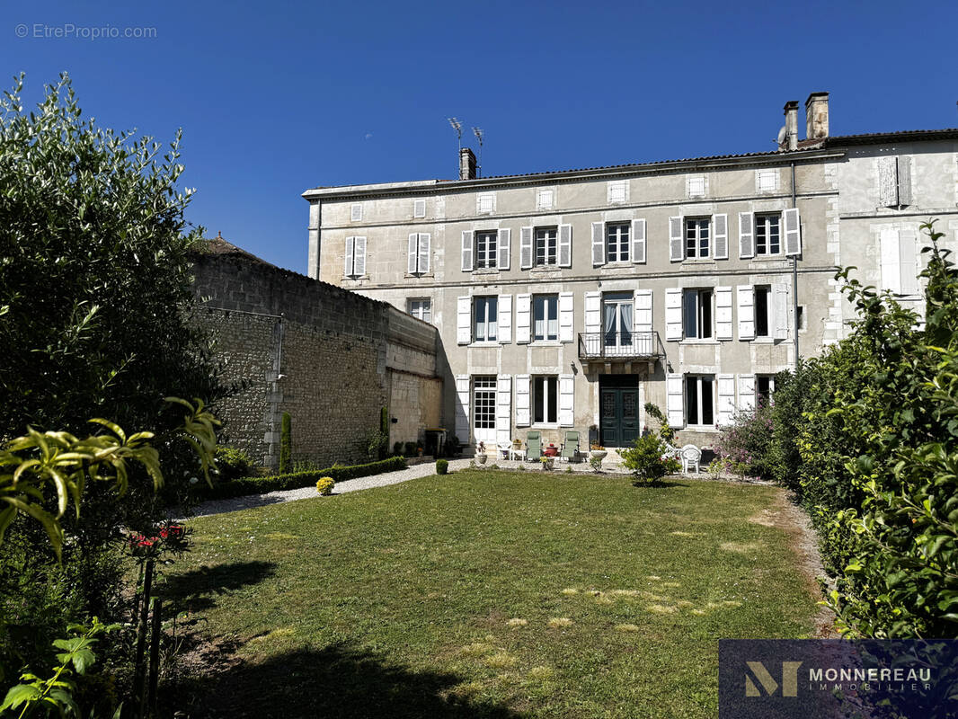 Maison à BARBEZIEUX-SAINT-HILAIRE