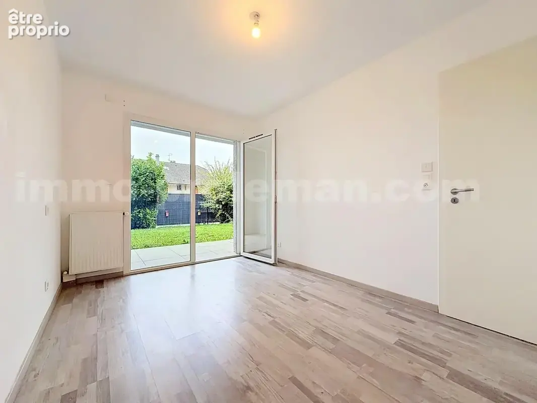 Appartement_T3_Reignier-Esery_belle_superficie_proche_prox_frontière_Suisse_direction_GENEVE_autoroutes_investissement_locatif_jardin_séjour_cuisine_chambre_1_
