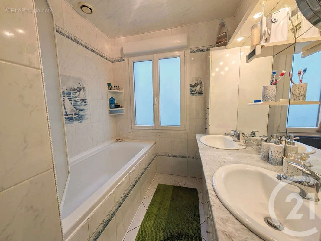 Maison à MONCETZ-LONGEVAS