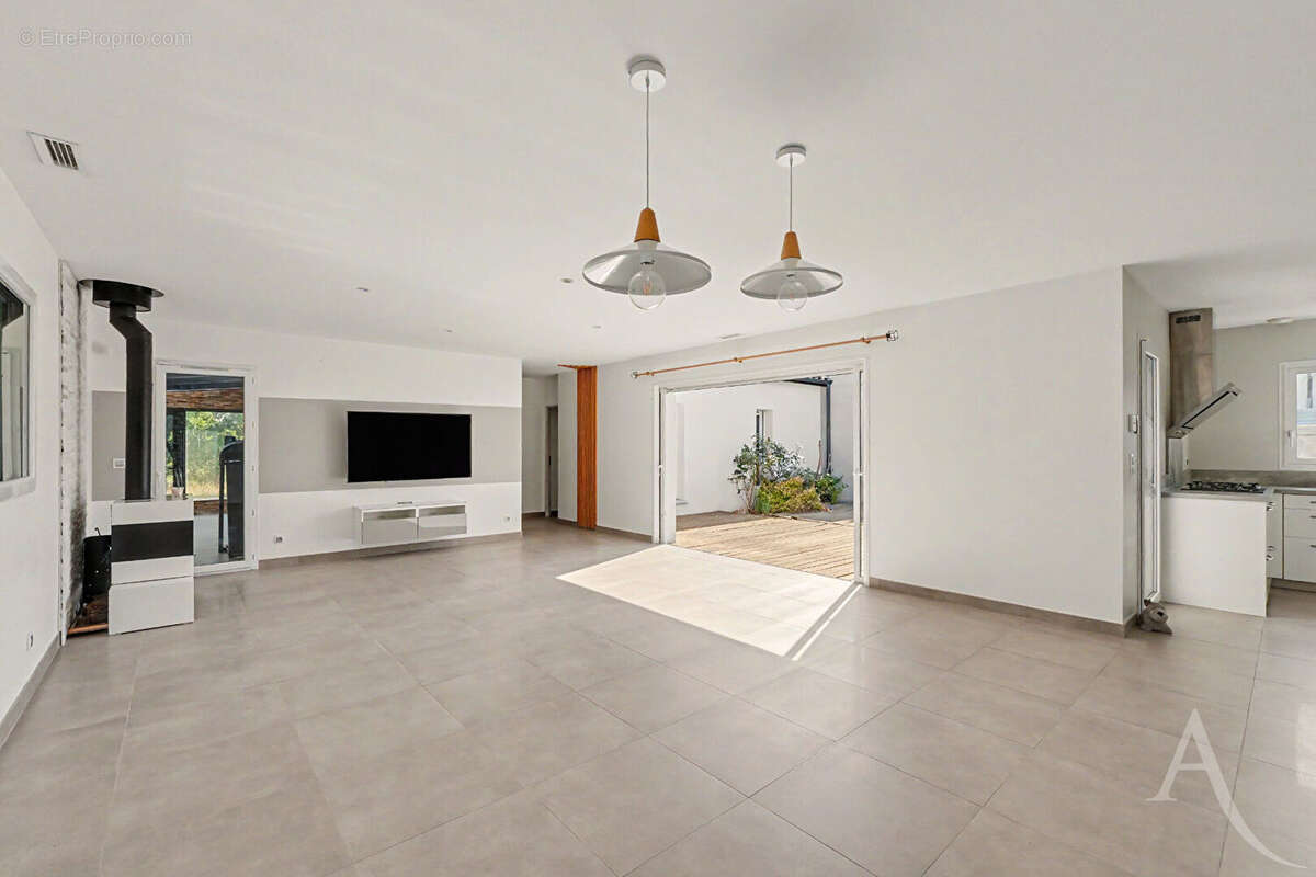 Villa contemporaine Plain pied- 172m² - Piscine - Terrain 1230 m² - photo 3