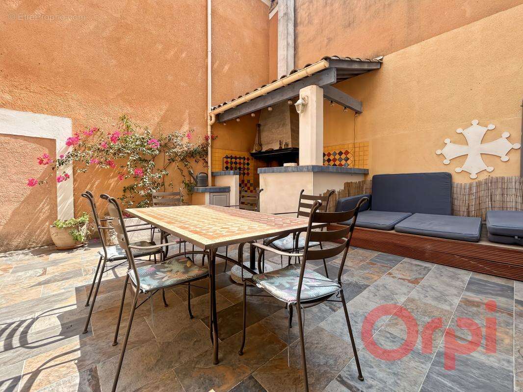 À Vendre : Authentique maison de ville avec patio, cour privative et stationnement - photo 5