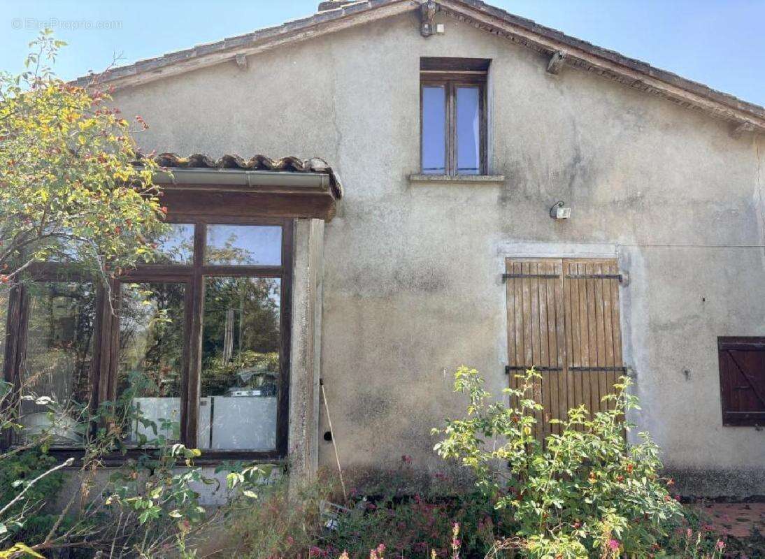 Maison 85 m² à Nanteuil-En-Vallee  - photo 2